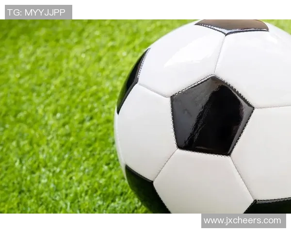 足球星光璀璨背后：探寻球场上那些不为人知的英雄与足迹