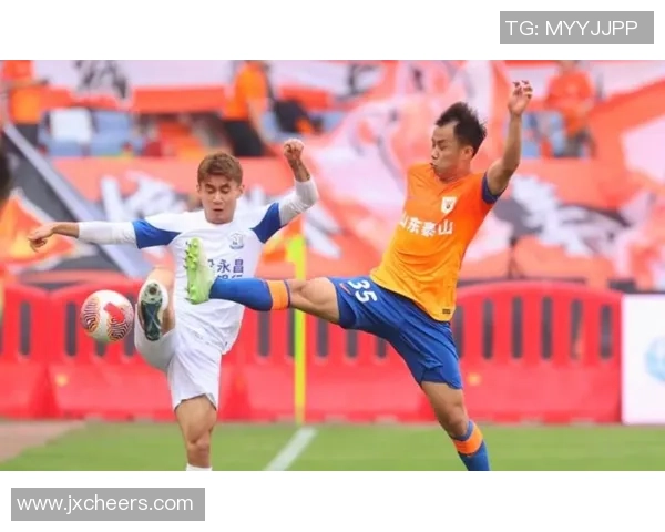 足球球星激烈对抗中流鼻血 意外瞬间引发球迷热议